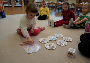 dziewczynka liczy pączki