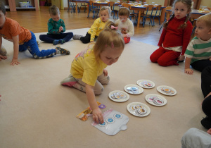 Sara układa pączki