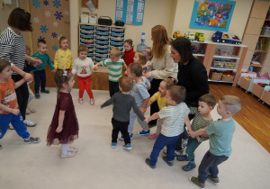 dzieci tańczą z paniami