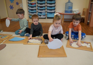 dzieci układają puzzle