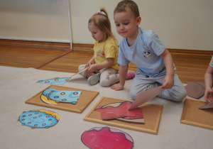 dzieci układają pączkowe puzzle