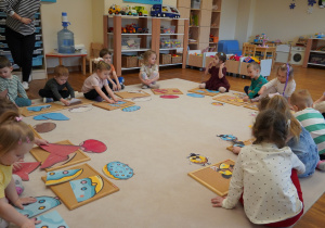 wszystkie dzieci układają pączkowe puzzle