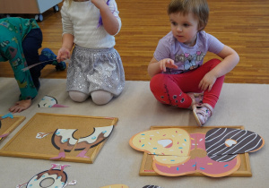 dziewczynki układają pączkowe puzzle