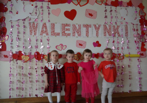 dzieci pozują na ściance