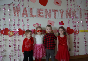 dzieci ubrane na czerwono pozują na ściance