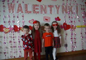 maluszki pozują na ściance