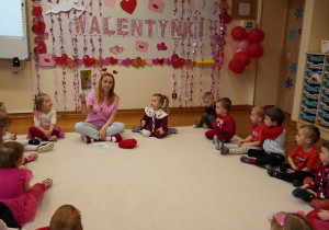 pani pokazuje świętego Walentego