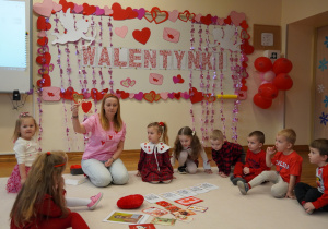 pani pokazuje walentynkę