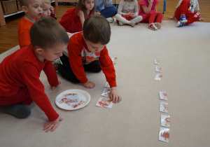 chłopiec układa pary misiów