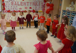 dzieci trzymają się za ręce