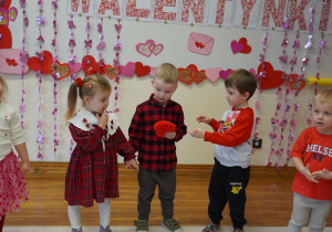 dzieci podają sobie serce