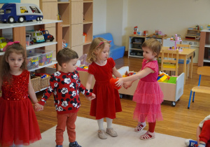 Madzia daje serce koledze