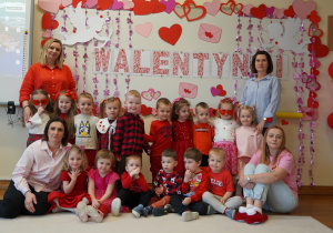 zdjęcie dzieci i pań przed tablicą