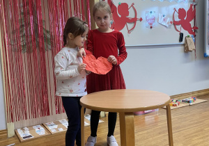Dziewczynki rozwijają serduszka