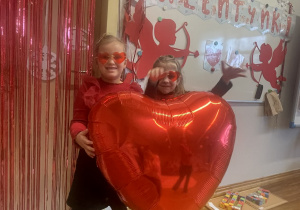 Dziewczynki z balonowym sercem