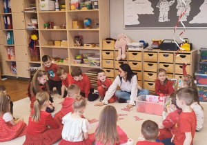 Dzieci układają napis walentynki