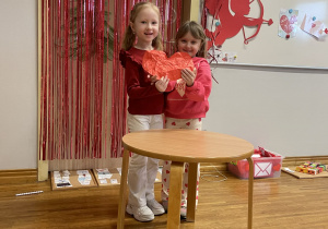 Dziewczynki rozwijają serce