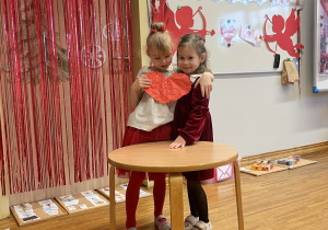 Dziewczynki z papierowym sercem