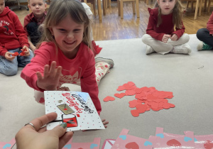 Zuzia odbiera walentynkę