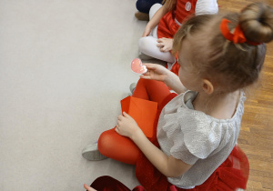 Lila wyciąga serce z koperty