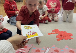 Bartuś odbiera walentynkę