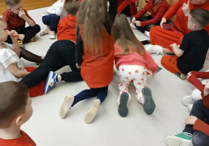 Dzieci bawią się z Panią Kasią