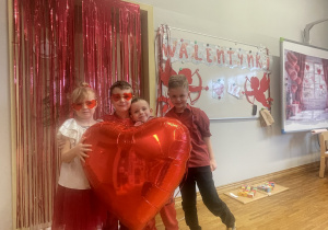 Dzieci z balonowym srduszkiem