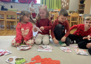 Zuzia otwiera kopertę z walentynką