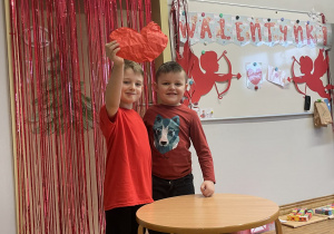 Chłopcy z papierowym sercem