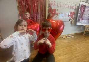 Dzieci z balonowym sercem