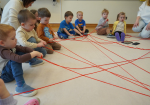 dzieci tworzą sieć internetową