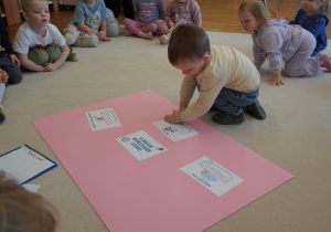 chłopiec przykleja obrazek