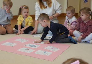 Oliwier przykleja obrazek