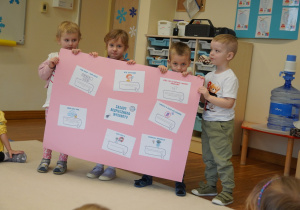 dzieci trzymają plakat