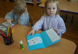 dziewczynka pokazuje swój laptop