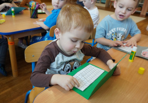 chłopiec ogląda swój laptop