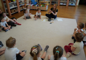 pani pokazuje dzieciom odznaki