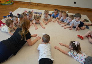 pani i dzieci leżą na dywanie