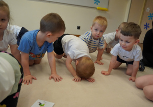 dzieci wykonują ćwiczenie