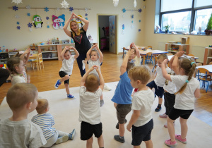 pani i dzieci stoją na jednej nodze