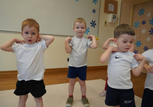 chłopcy kręcą ramionami