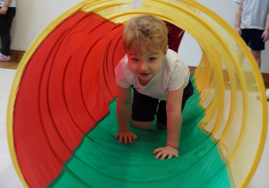 chłopiec przechodzi przez tunel