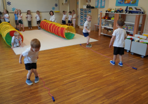 chłopcy pokonują tor przeszkód