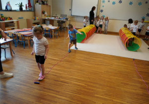 dzieci idą po linie