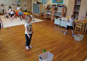 dzieci rzucają piłeczkami