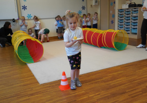 dziewczynka niesie talerzyk z jajkiem