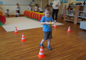 chłopiec niesie talerzyk z jajkiem