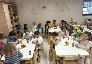 Wspólny poczęstunek urodzinowy