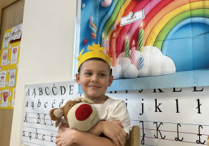 Chłopiec przytula swojego misia