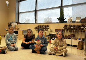 Chłopiec składa życzenia Gabrysiowi